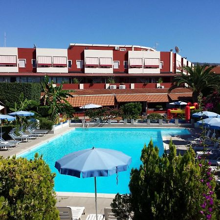 Residence Hotel Felix Ricadi Exterior photo