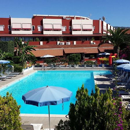 Residence Hotel Felix Ricadi Exterior photo