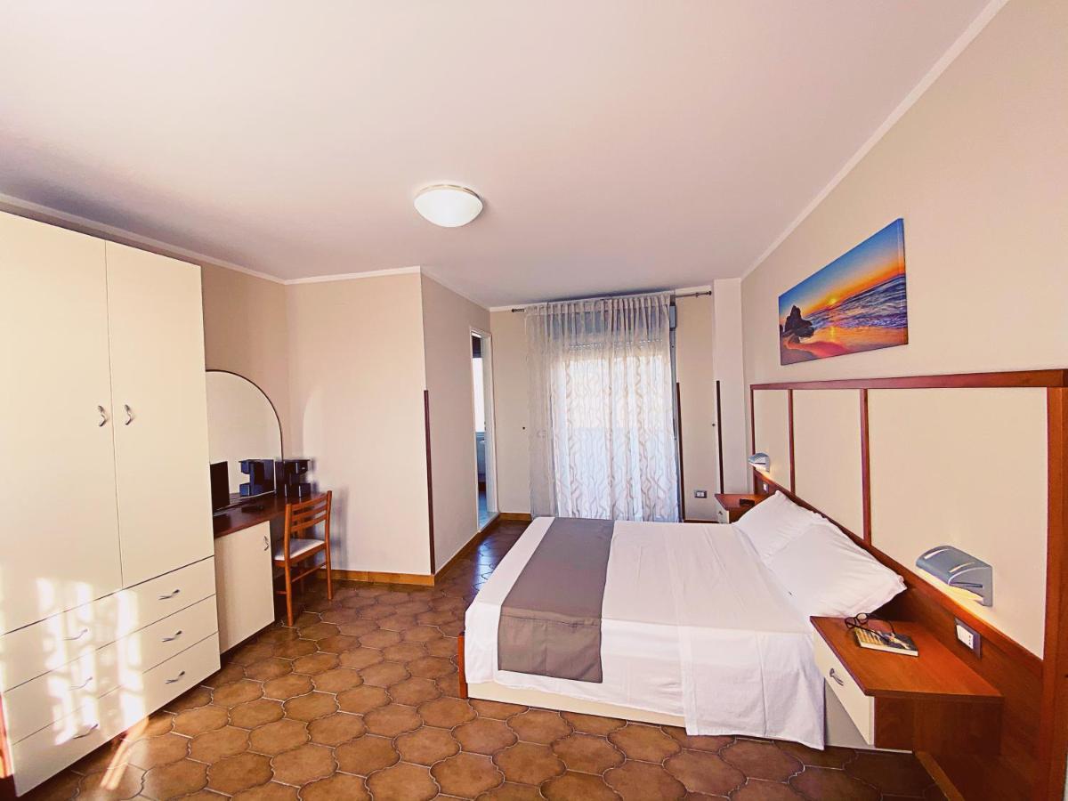 Residence Hotel Felix Ricadi Exterior photo