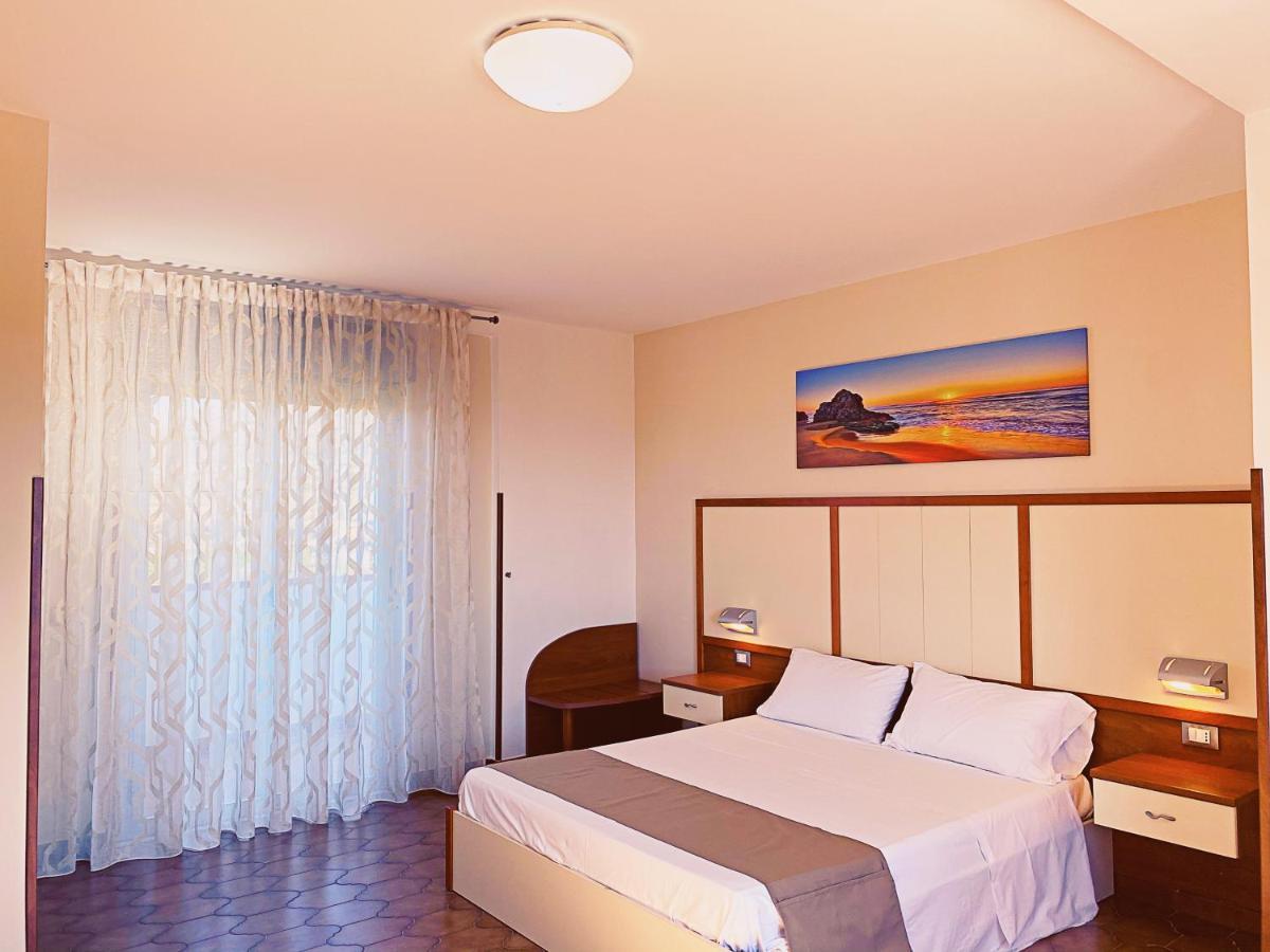 Residence Hotel Felix Ricadi Exterior photo