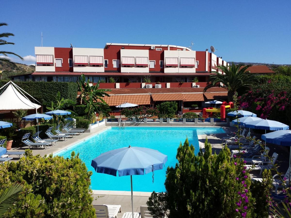 Residence Hotel Felix Ricadi Exterior photo