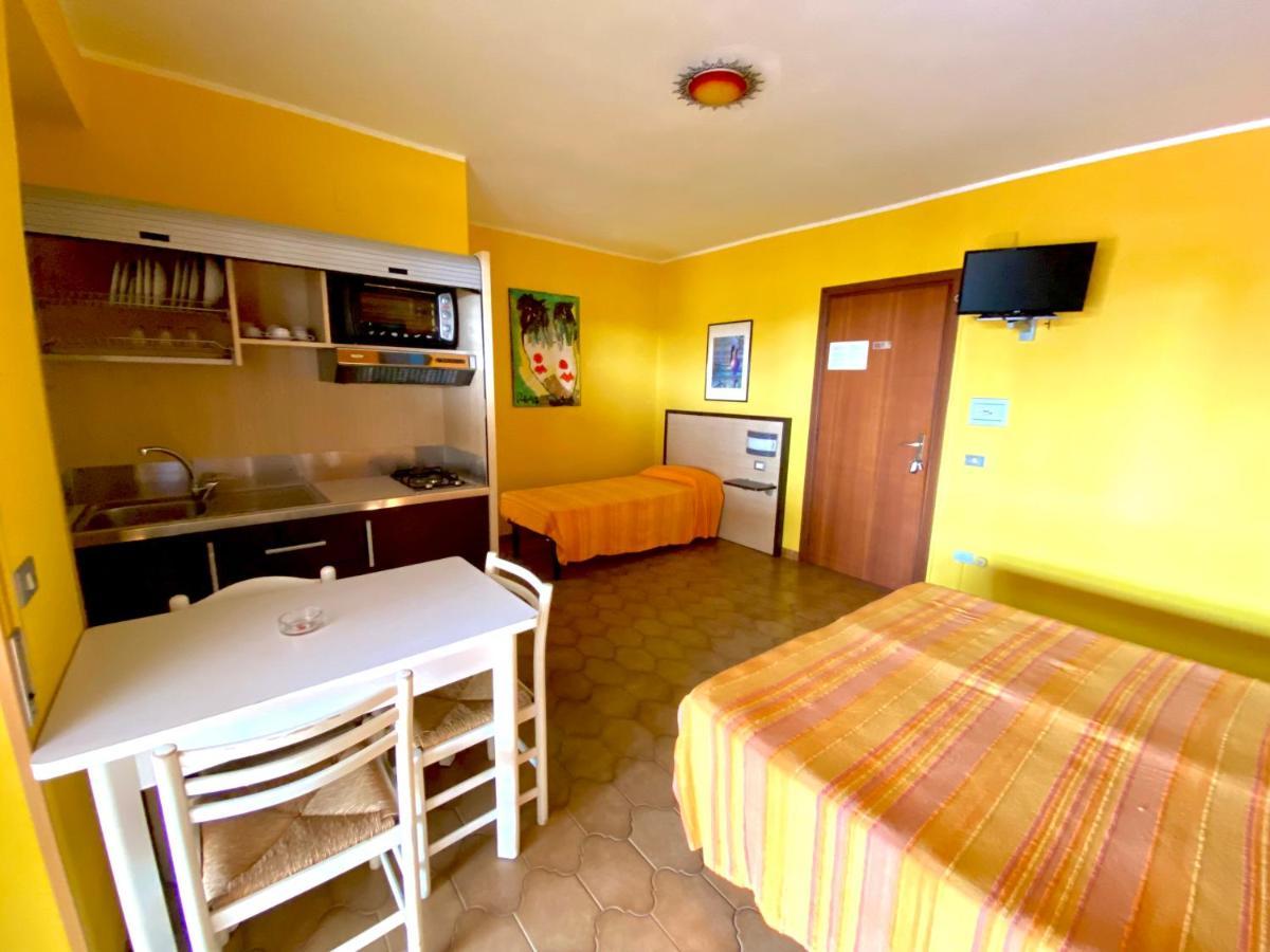 Residence Hotel Felix Ricadi Exterior photo