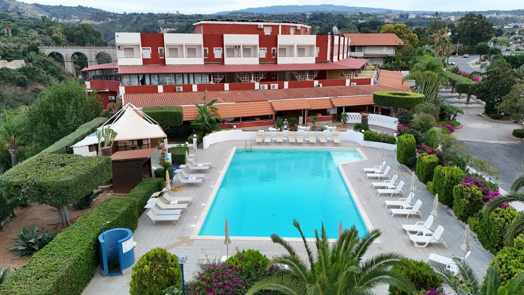 Residence Hotel Felix Ricadi Exterior photo