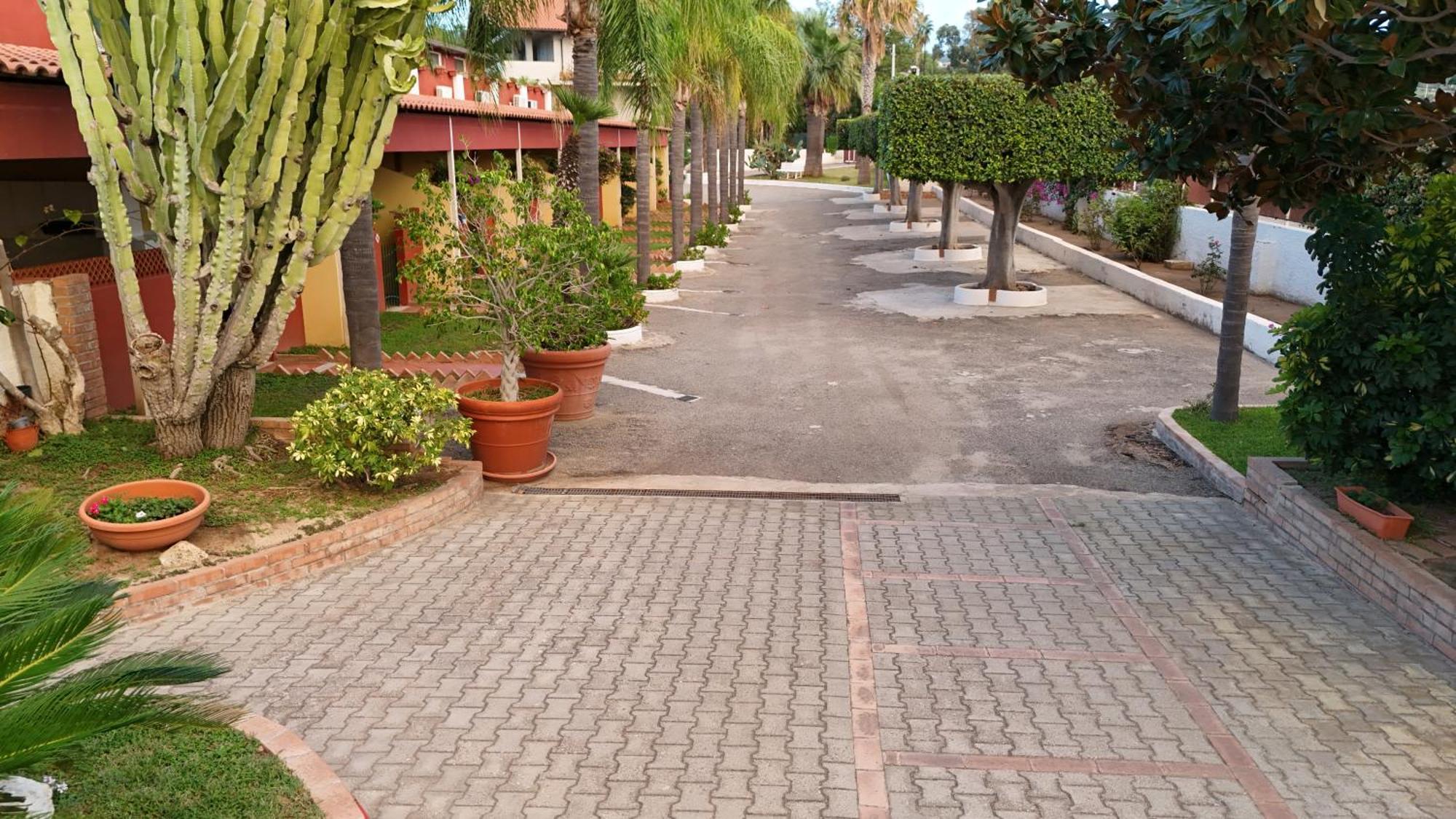 Residence Hotel Felix Ricadi Exterior photo