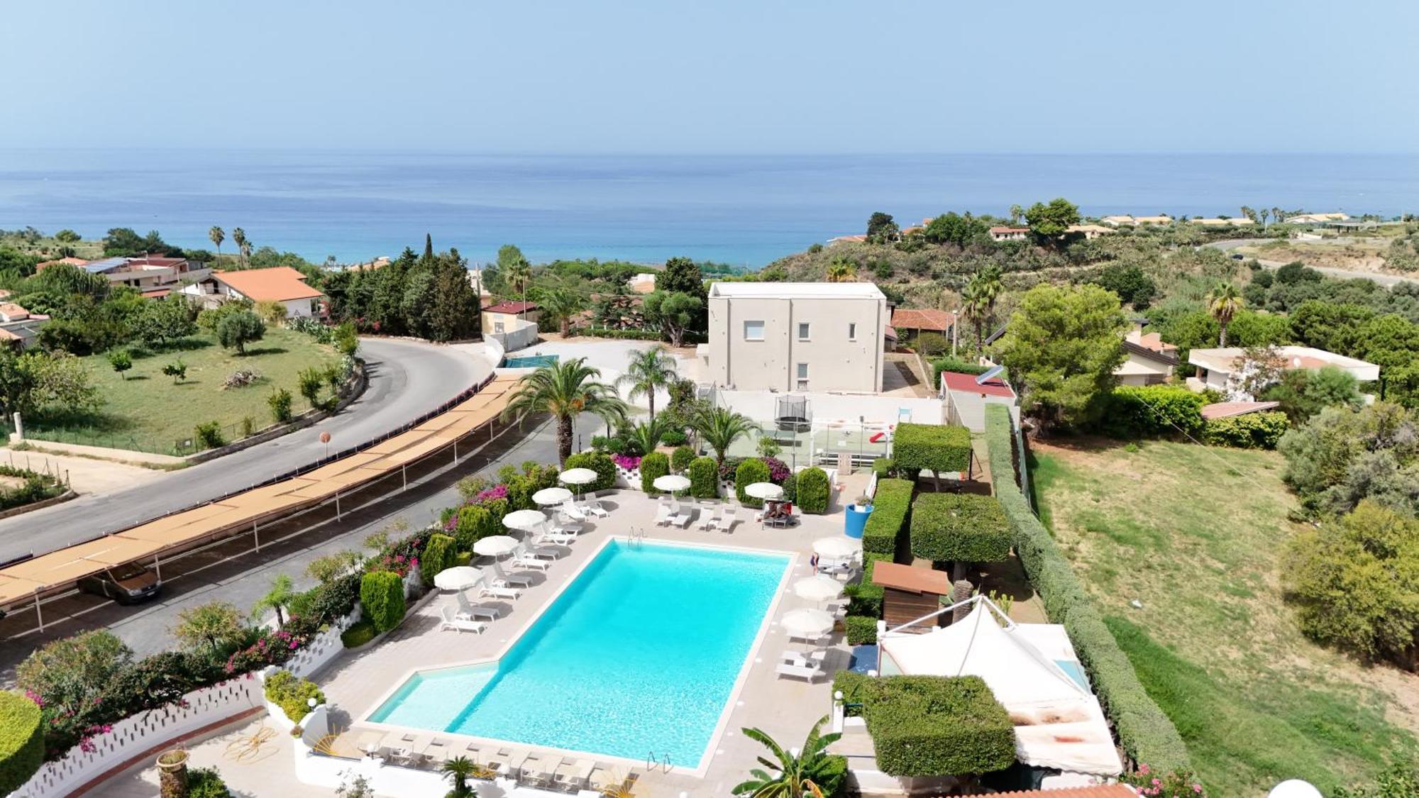 Residence Hotel Felix Ricadi Exterior photo