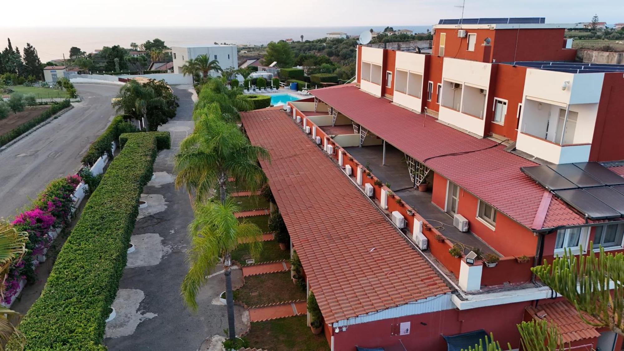 Residence Hotel Felix Ricadi Exterior photo