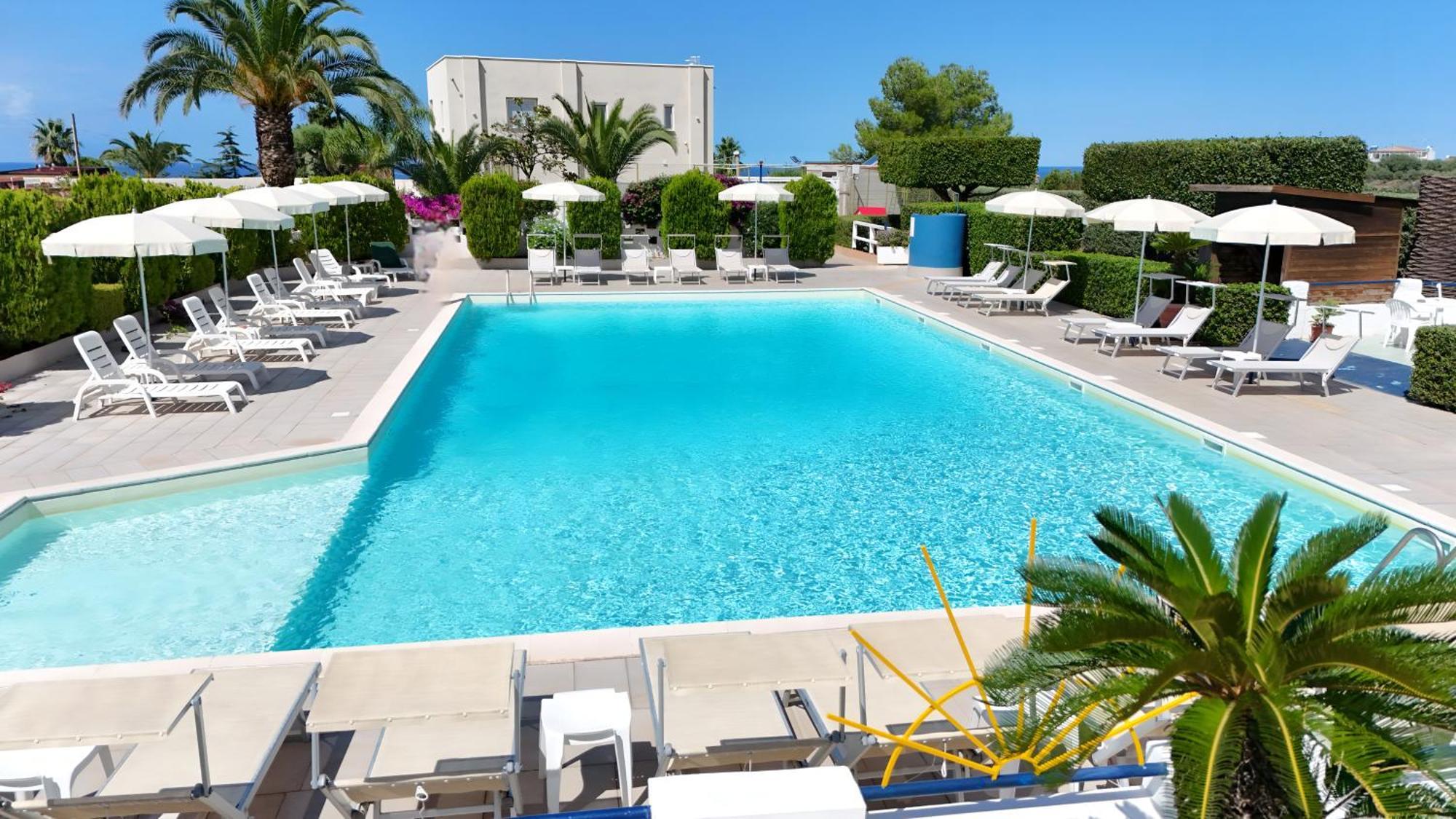 Residence Hotel Felix Ricadi Exterior photo