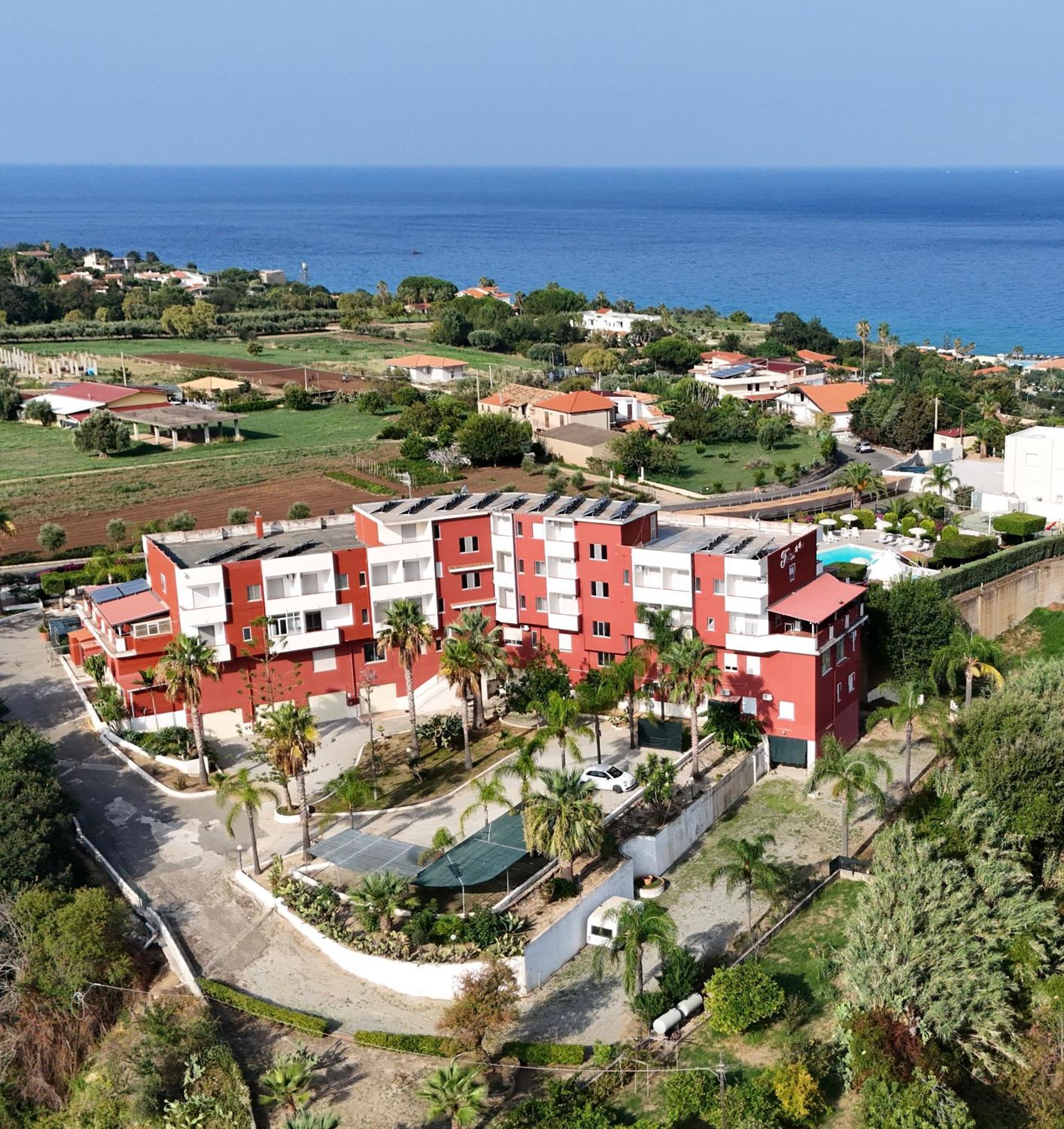 Residence Hotel Felix Ricadi Exterior photo
