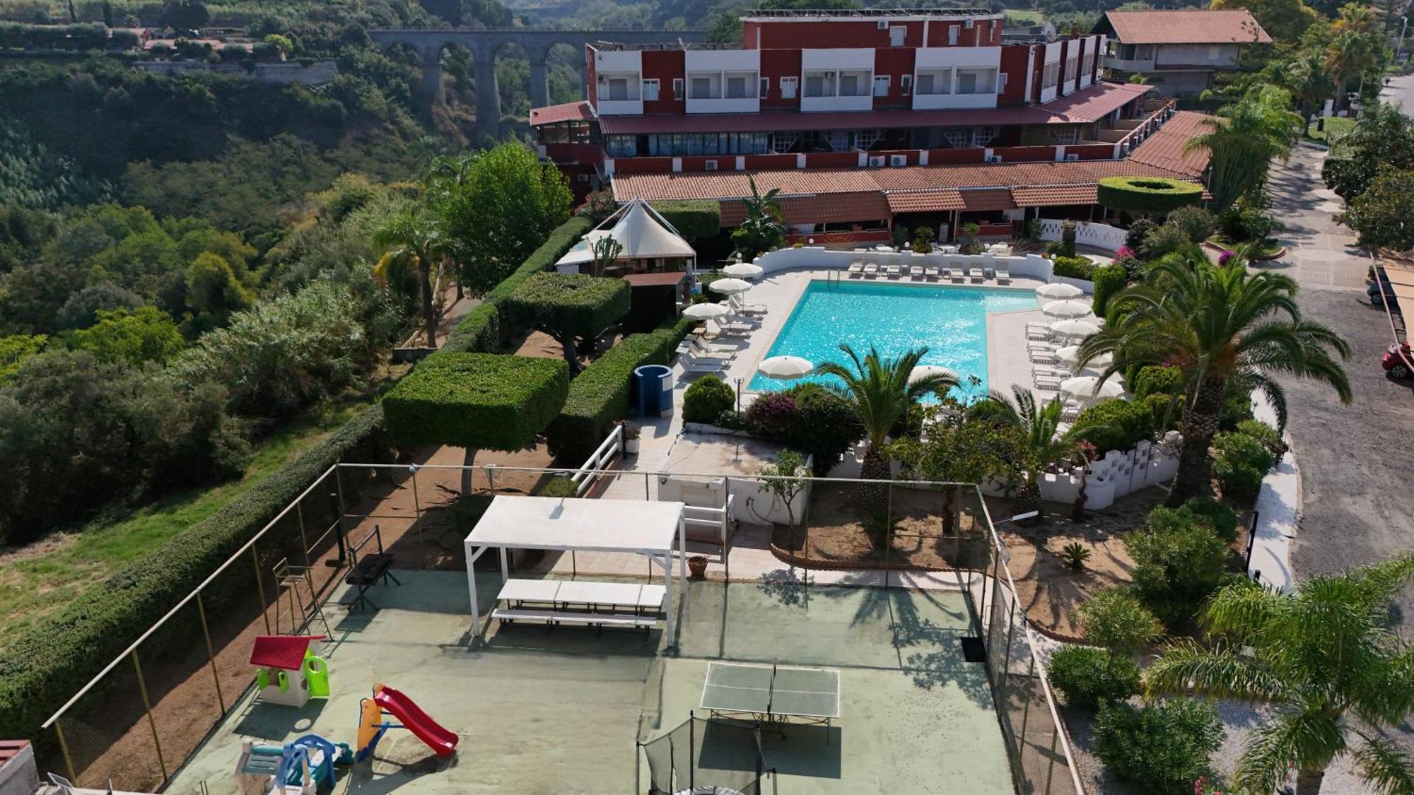 Residence Hotel Felix Ricadi Exterior photo