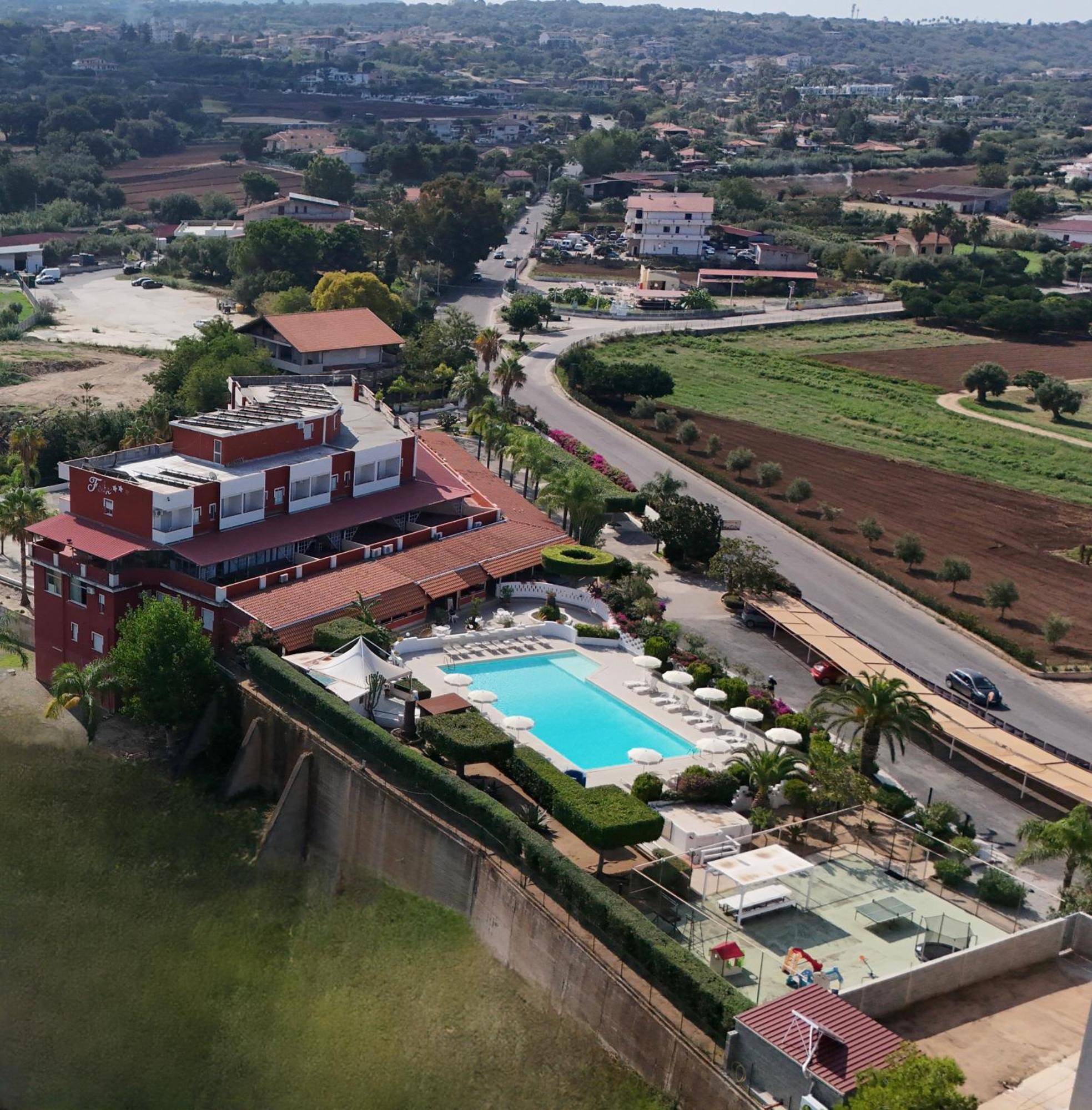 Residence Hotel Felix Ricadi Exterior photo