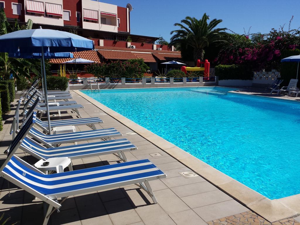 Residence Hotel Felix Ricadi Exterior photo