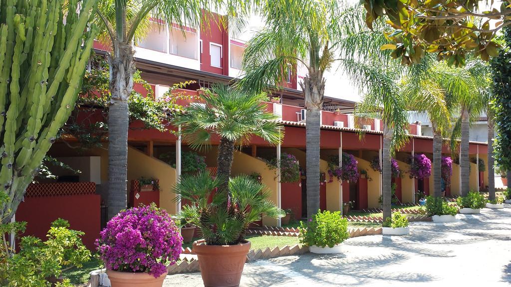 Residence Hotel Felix Ricadi Exterior photo