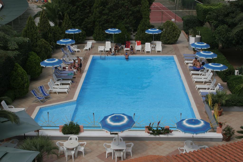 Residence Hotel Felix Ricadi Exterior photo