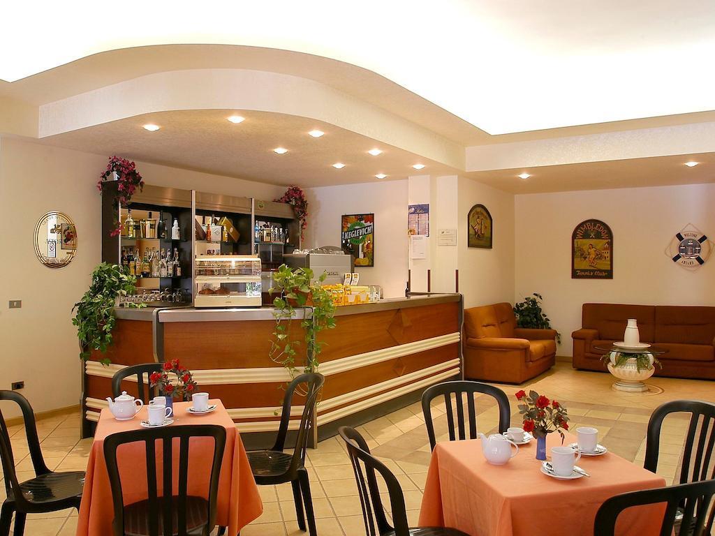 Residence Hotel Felix Ricadi Exterior photo