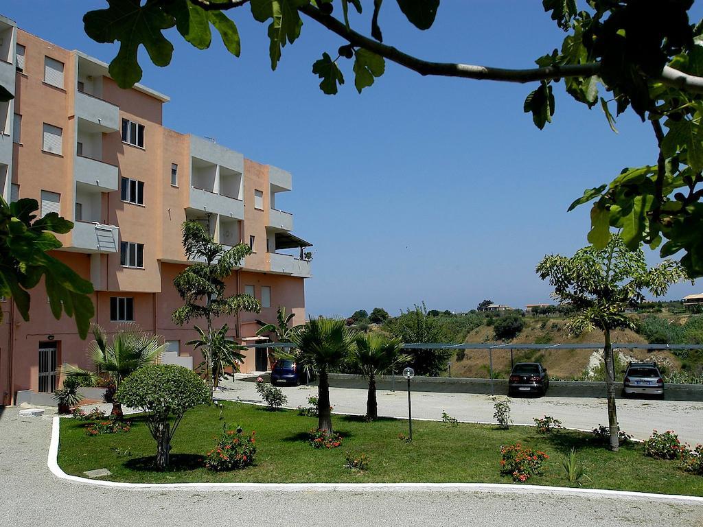 Residence Hotel Felix Ricadi Exterior photo