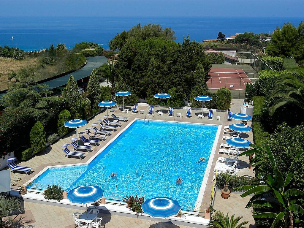 Residence Hotel Felix Ricadi Exterior photo
