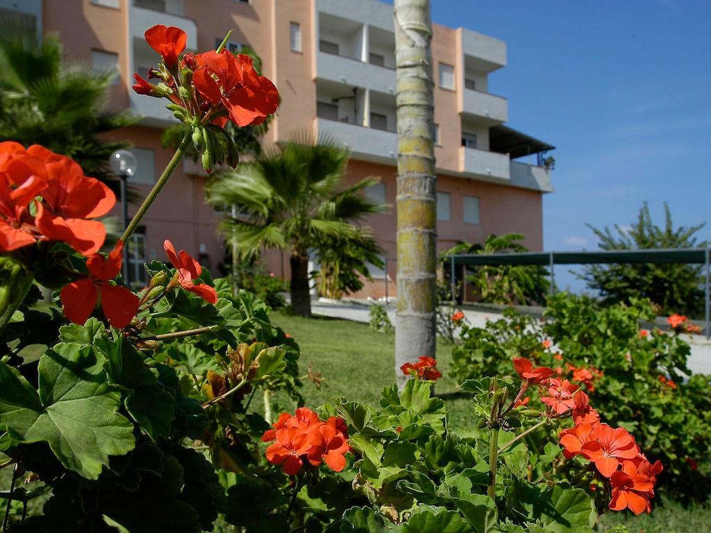 Residence Hotel Felix Ricadi Exterior photo