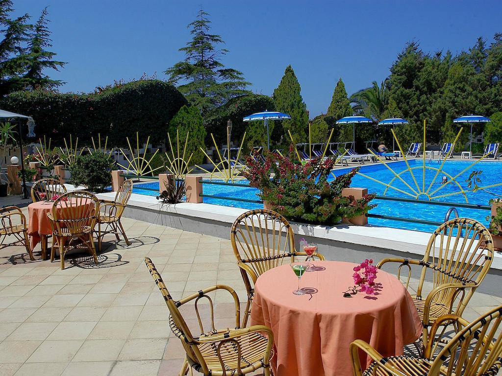 Residence Hotel Felix Ricadi Exterior photo