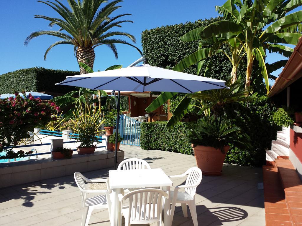 Residence Hotel Felix Ricadi Exterior photo