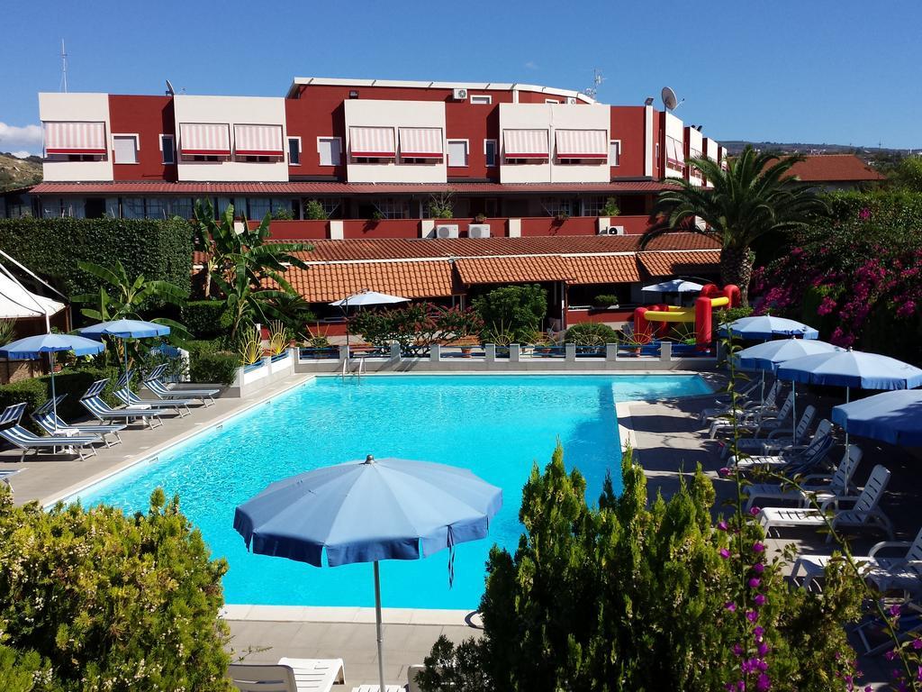 Residence Hotel Felix Ricadi Exterior photo