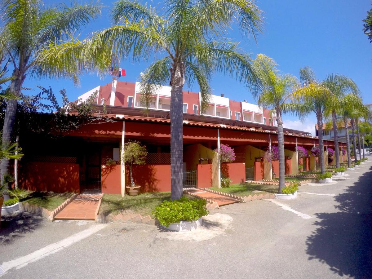 Residence Hotel Felix Ricadi Exterior photo