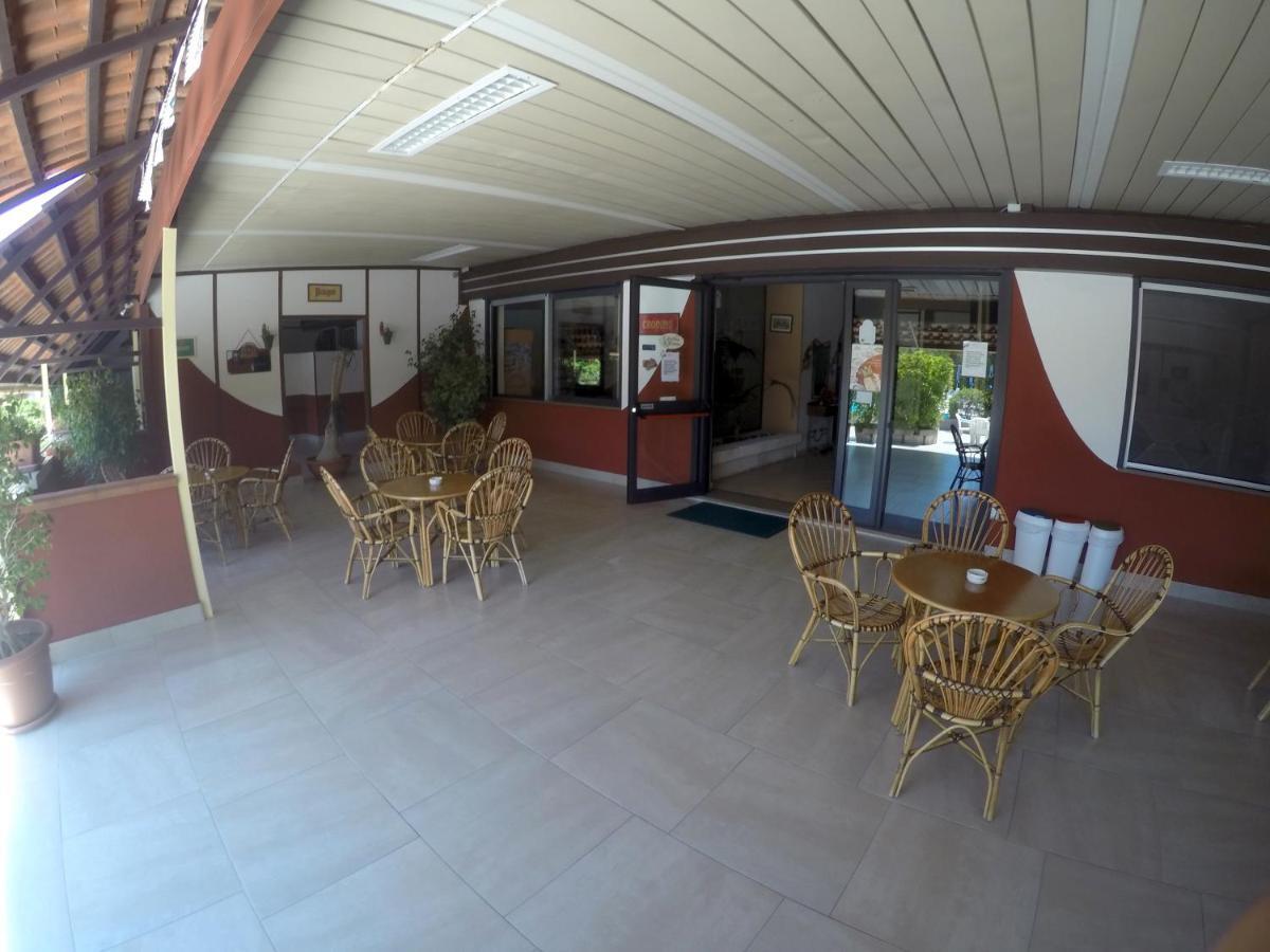 Residence Hotel Felix Ricadi Exterior photo